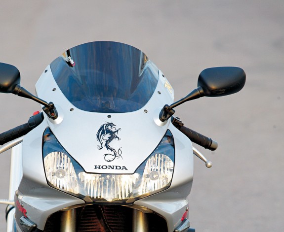 HONDA CBR954RR FireBlade, спортбайк, 2002, 954 смз, 154 л.с., 168 кг, 180 000-350 000 руб.